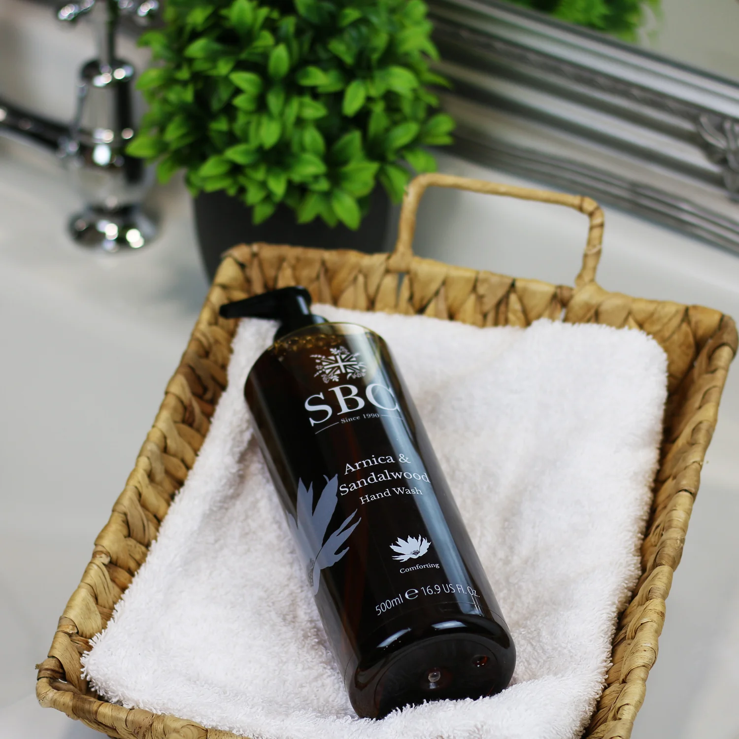 Arnica & Sandalwood Hand Wash - Image 3